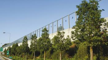  Αττική Οδός: Γιατί σε κάποια σημεία υπάρχουν τζάμια αντί για κάγκελα;