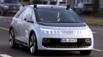 Αυτό το Volkswagen κυκλοφορεί χωρίς πεντάλ και τιμόνι