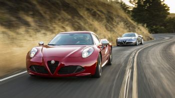 Η τωρινή Alfa Romeo 4C λαμβάνει ισχύ από ένα turbo μοτέρ βενζίνης απόδοσης 240 ίππων.