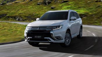 Όσον αφορά στην plug-in υβριδική έκδοση του ίδιου μοντέλου που αποτελείται από δύο ηλεκτρικά μοτέρ, η εταιρεία ανακοινώνει ότι η απόδοση τους αυξήθηκε κατά 10% ενώ η μπαταρία των 13,8 kWh είναι τώρα 15% μεγαλύτερη.