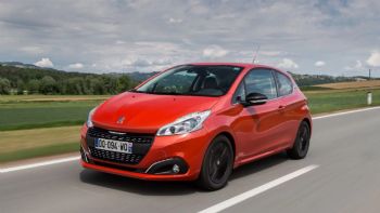 Η 3θυρη έκδοση του Peugeot 208 είναι πολύ πιθανό να «κοπεί» από την μάρκα μέσα στις επόμενες εβδομάδες.  