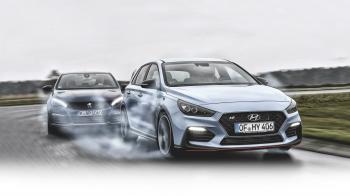 547 ίπποι από 2 καυτά μικρομεσαία hatchbacks.