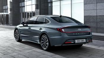 Όσον αφορά τις διαστάσεις, η Hyundai ανακοινώνει πως το σεντάν είναι τώρα 30 χλστ. πιο χαμηλό σε ύψος.