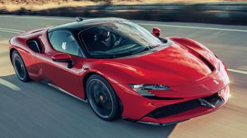 Οι υβριδικές Ferrari ξεπέρασαν τις θερμικές σε πωλήσεις για 1η φορά