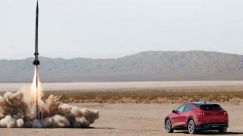 Η Ford Mustang Mach-E τα βάζει ακόμα και με πύραυλο