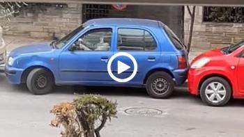Ηλικιωμένη παρκάρει και τρακάρει με άνεση [video]