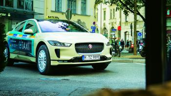 Το e-Jaguar λειτουργεί χωρίς εκπομπές ρύπων και έχει αυτονομία 380 χιλιομέτρων με ένα πλήρες γέμισμα της μπαταρίας.