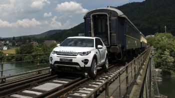 Land Rover σέρνει τρένο