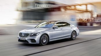 Από την πλευρά της η Mercedes ήταν από τις πρώτες εταιρείες που υιοθέτησαν κάποια πρώτα συστήματα ημι-αυτόνομης τεχνολογίας.