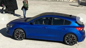 Ιδού το νέο Ford Focus όπως το συνέλαβε ο φωτογραφικός φακός κατά τη διάρκεια των γυρισμάτων διαφημιστικού κλιπ.