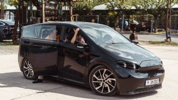 Το 1ο ηλεκτρικό αυτοκίνητο αξίας 16.000 ευρώ μόνο, με ηλιακά πάνελ και 163 PS