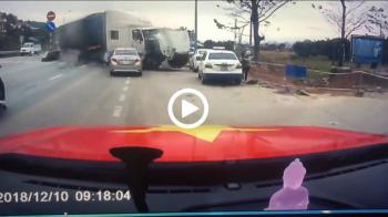 SuperΜαμά σώζει το παιδί της από φονική νταλίκα [video]