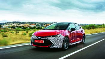 Η νέα Corolla είναι πιο ελκυστικό αισθητικά έναντι του προκατόχου του, ιδίως στο νέο χρώμα «Emotional Red» 
