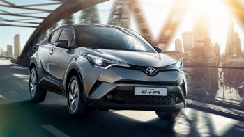 Όσον αφορά στο C-HR, υπάρχει έκπτωση 700 ευρώ σε όλες τις εκδόσεις βενζίνης.