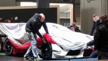 Eίναι τοποθετημένη δίπλα στο Τοyota Gazoo Racing Hilux.