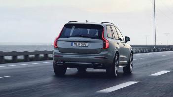 Η Volvo ανακοινώνει πως μέσα στους επόμενους μήνες θα λανσάρει μια σειρά από ήπια υβριδικές επιλογές τόσο σε βενζίνη όσο και σε diesel για τα XC90 και XC60.