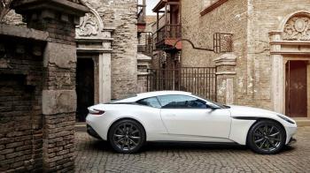 H Aston Martin αποκάλυψε ένα από τα επερχόμενα μοντέλα της, το οποίο πρόκειται να είναι μια DB11 AMR.