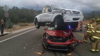 Ένα pick-up της Mazda βρέθηκε πάνω στην οροφή ενός Honda, με τα δύο αυτοκίνητα να συνθέτουν την κατάληξη μιας σειράς ατυχημάτων.