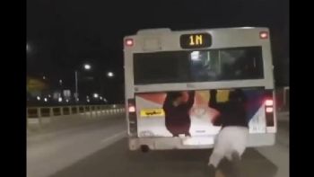 «Παίζουν» με τα λεωφορεία του ΟΑΣΘ με κίνδυνο της ζωή τους [video]