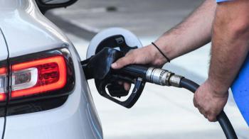 Γιατί κανείς δεν διαμαρτύρεται για τα 2 ευρώ της βενζίνης; 