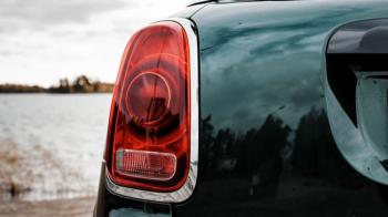 Γιατί έχουμε ένα φως όπισθεν και όχι δύο;