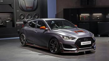 Το αυτοκίνητο είναι τώρα 30 κιλά πιο ελαφρύ λόγω της εκτενούς χρήσης του ανθρακονήματος.