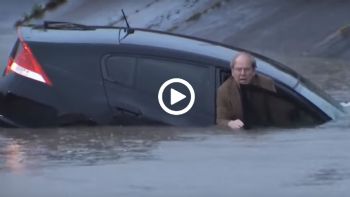 Live διάσωση οδηγού σε πλημμυρισμένο δρόμο [video]