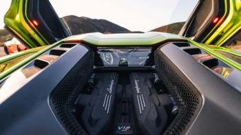 Lamborghini: Κρατάει τους βενζινοκινητήρες για όσο περισσότερο γίνεται