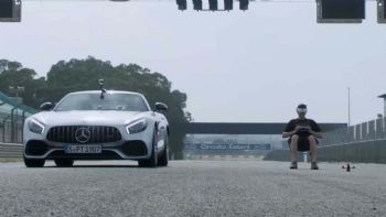Η Mercedes αποφάσισε να βάλει μια Mercedes-AMG GT Roadster αντιμέτωπη με ένα drone.