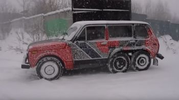 Το μοναδικό Lada Niva στον κόσμο με 6 τροχούς [video]