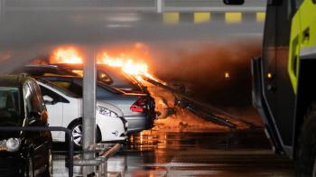 Στάχτη  έγιναν αμέτρητα αυτοκίνητα σε parking αεροδρομίου [video]