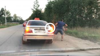 Μισό λεπτό! Τον πετάω έξω και έφυγα 