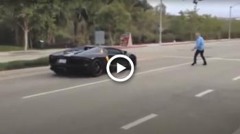 VIDEO: Τύπος επιτίθεται με πέτρες σε Lamborghini