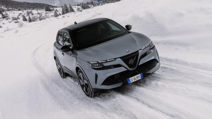 Πώς λειτουργεί η 4κίνηση στην Alfa Romeo Junior Ibrida Q4;