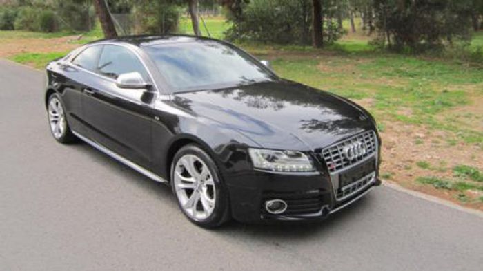 Τα Audi S5 δεν τα βρίσκεις κάθε μέρα. Ένα από αυτά, όμως, πωλείται. Είναι ελληνικής αντιπροσωπείας, έχει λίγα χιλιόμετρα, διαθέτει book service και είναι ατρακάριστο.