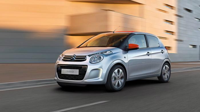Το μικρό της Citroen είναι το μόνο της «τριάδας» που διατίθεται αποκλειστικά με 5θυρο αμάξωμα, ακόμα και στην έκδοση με τη μαλακή ηλεκτρικά αναδιπλούμενη οροφή.