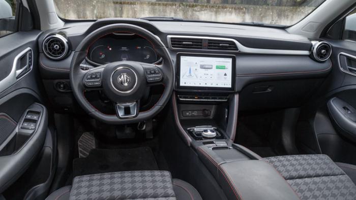 Το εσωτερικό του MG ZS EV είναι ποιοτικό και αντάξιο ακριβότερων οχημάτων