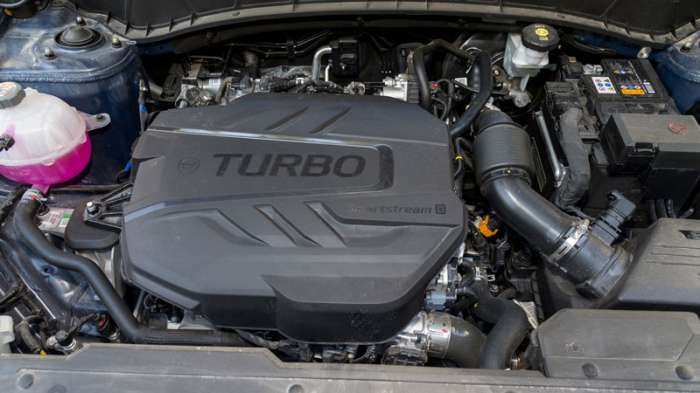 Ο ήπια υβριδικός diesel κινητήρας καίει 7,5 λτ/100 χλμ (6 στο ταξίδι) Ο ήπια υβριδικός diesel κινητήρας καίει 7,5 λτ/100 χλμ (6 στο ταξίδι)