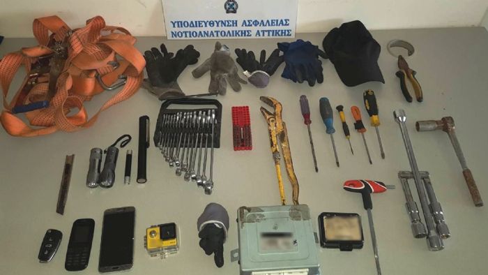 Στην κατοχή τους, βρέθηκαν και κατασχέθηκαν εργαλεία και εξειδικευμένος εξοπλισμός για την αφαίρεση αυτοκινήτων συγκεκριμένης μάρκας, καθώς και πλήθος διαρρηκτικών εργαλείων.