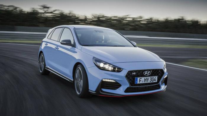 Για το i30 N υπάρχουν διαθέσιμα 6 χρώματα: Performance Blue (που βλέπετε εδώ), Clean Slate, Polar White, Micron Grey, Phantom Black και Engine Red.