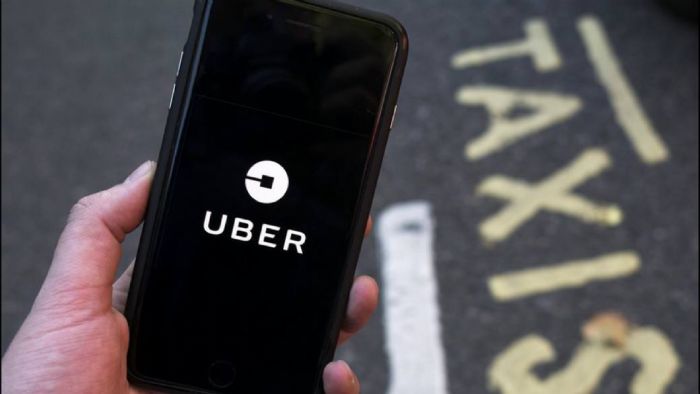 Υπενθυμίζουμε ότι η Uber λειτουργεί δύο υπηρεσίες: την uberX που αφορά ιδιώτες οδηγούς και όπως είπαμε θα ανασταλεί η λειτουργία της και την uberTAXI που χρησιμοποιείται από οδηγούς ταξί που θα συνεχί