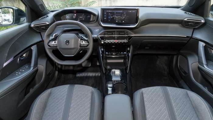Audi Q2 VS Peugeot 2008. Ποιο ξεχωρίζει σε εξοπλισμό ασφάλειας και άνεσης; Audi Q2 VS Peugeot 2008. Ποιο ξεχωρίζει σε εξοπλισμό ασφάλειας και άνεσης;