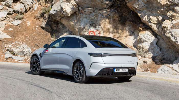Η ποιότητα κύλισης είναι αντάξια premium sedan, δεν έχει one-pedal mode Η ποιότητα κύλισης είναι αντάξια premium sedan, δεν έχει one-pedal mode