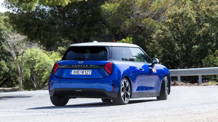 Το MINI Cooper SE παραμένει οδηγοκεντρικό και ευχάριστο στο δρόμο Το MINI Cooper SE παραμένει οδηγοκεντρικό και ευχάριστο στο δρόμο