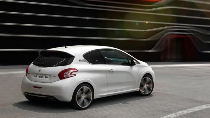 Το Peugeot 208 GTi σε ενθουσιάζει στις στροφές και ο κινητήρας είναι «γεμάτος» από χαμηλά Το Peugeot 208 GTi σε ενθουσιάζει στις στροφές και ο κινητήρας είναι «γεμάτος» από χαμηλά