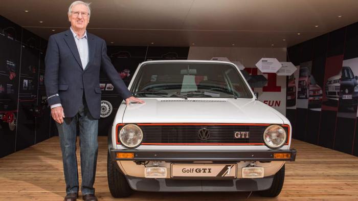 Ο Anton Konrad, υπερήφανος δίπλα στο VW Golf GTI MK1 Ο Anton Konrad, υπερήφανος δίπλα στο VW Golf GTI MK1