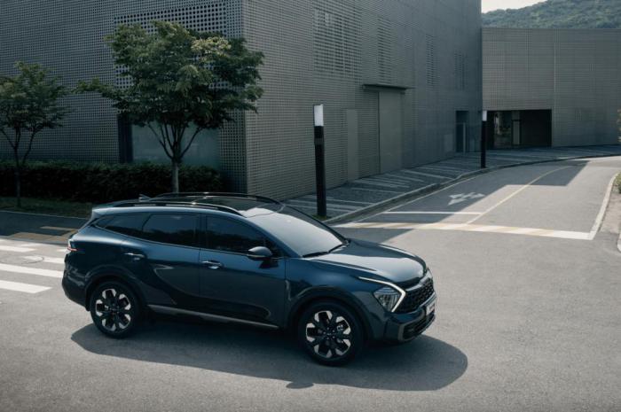 Με την αξιοποίηση της αρχιτεκτονικής N3 το C-SUV είναι εξοπλισμένο με ολοκαίνουργια λειτουργία Terrain Mode η οποία αυτόματα προσαρμόζεται ανάλογα με τις καιρικές συνθήκες (χιόνι, λάσπη, άμμο). Με την αξιοποίηση της αρχιτεκτονικής N3 το C-SUV είναι εξοπλισμένο με ολοκαίνουργια λειτουργία Terrain Mode η οποία αυτόματα προσαρμόζεται ανάλογα με τις καιρικές συνθήκες (χιόνι, λάσπη, άμμο).