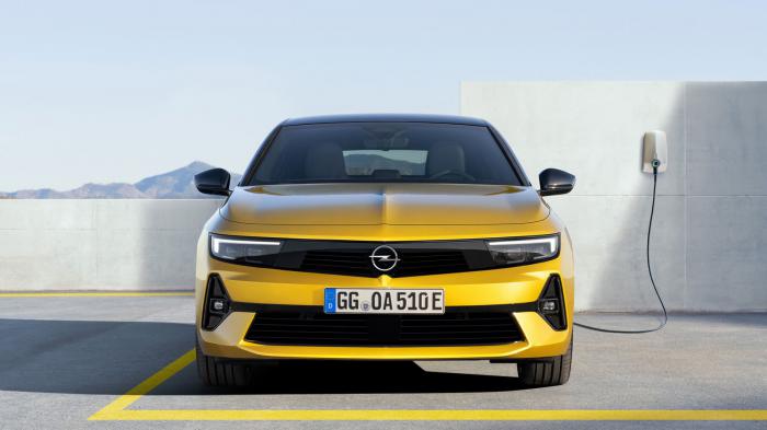 Και στις δύο εκδόσεις PHEV η αυτονομία από την μπαταρία ιόντων λιθίου 12,4 kWh φτάνει τα 50 χιλιόμετρα. Και στις δύο εκδόσεις PHEV η αυτονομία από την μπαταρία ιόντων λιθίου 12,4 kWh φτάνει τα 50 χιλιόμετρα.