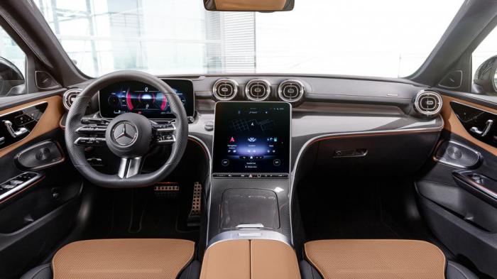 Στο ψηφιακό εσωτερικό εντυπωσιάζει το δεύτερης γενιάς σύστημα infotainment MBUX, το οποίο και δανείζεται από την υπερπολυτελή Mercedes S-Class.

