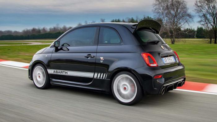 Abarth 695 Esseesse έχει τελική ταχύτητα 225 χλμ./ώρα, ενώ σε επιτάχυνση 0-100 χλμ./ώρα σημειώνει χρόνο 6,7 δευτερολέπτων, καλύπτοντας σε ακινησία τα 400 μέτρα σε 15,1 δευτερόλεπτα. 